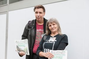 Traude Lehner und ihr Mann sind beide Augustin-Kolporteure. Rund 500 von Armut betroffene Menschen verkaufen die 1995 gegründete Zeitung. (Copyright: Nurith Wagner-Strauss)