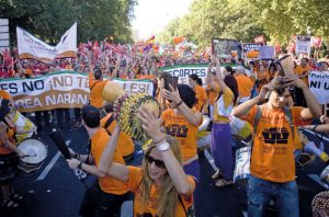 Tausende Demonstranten demonstrierten im April in Madrid 2014 gegen die Sparmaßnahmen der spanischen Regierung. (Bild: ANATOMICA PRESS / Action Press / picturedesk.com)