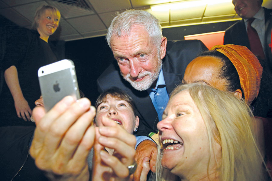 Wahlkampf 4.0: Der britische Labour-Politiker Jeremy Corbyn posiert im Rahmen seiner Wahlkampftour mit UnterstützerInnen für ein Selfie. Foto: GEOFF CADDICK / AFP / picturedesk.com