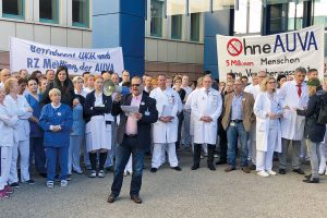 Manfred Rabensteiner, der Betriebsratsvorsitzende des Lorenz-Böhler-Spitals am 10. April 2018 bei einer Protestaktion gegen die geplanten Einsparungen bei der AUVA. Foto: Gernot Haidinger