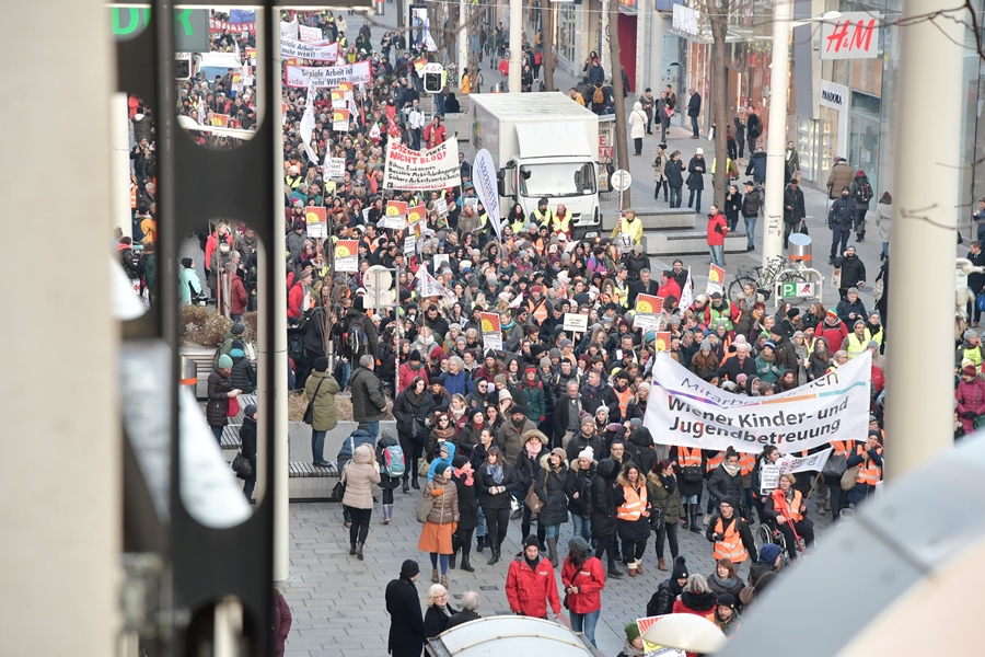 Zahlreiche BetriebsrätInnen und Beschäftigte beteiligten sich an den Streiks und Demonstrationen im Sozialbereich. Foto: Willi Denk