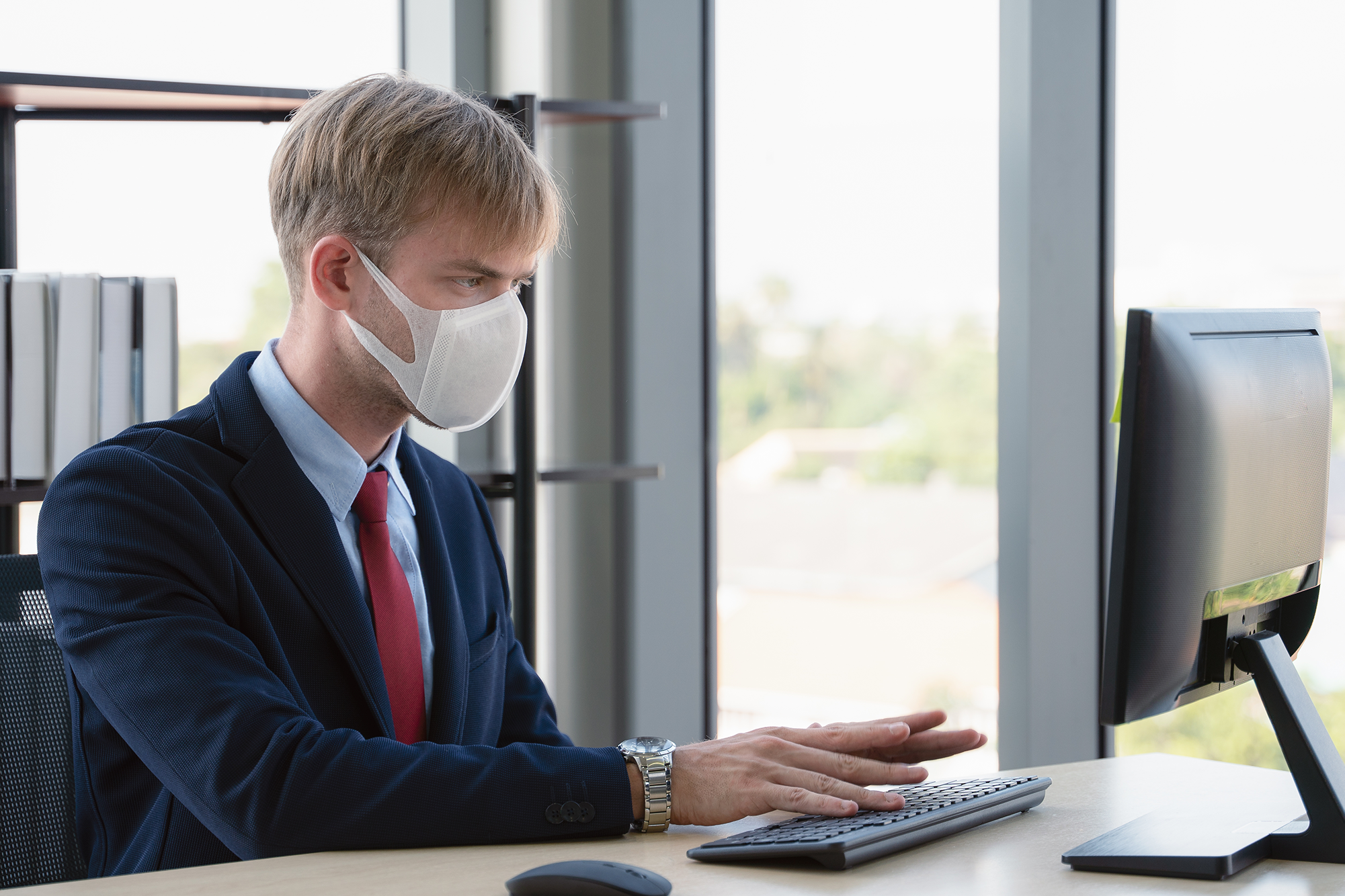 Working masks. Мужчина в офисе в маске. Офисные работники в масках. Сотрудники офиса в масках. Бизнесмен в маске.