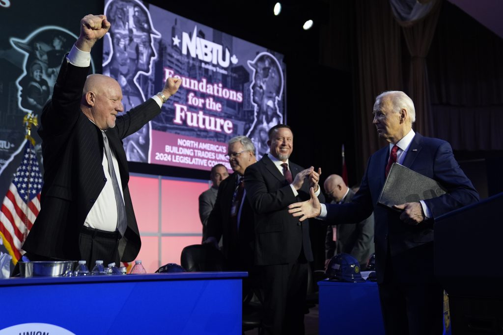 Präsident Joe Biden geht auf den NABTU-Präsidenten Sean McGarvey zu, nachdem er vor der Nationalen Gesetzgebungskonferenz der nordamerikanischen Baugewerkschaft gesprochen hat, Mittwoch, 24. April 2024, in Washington.