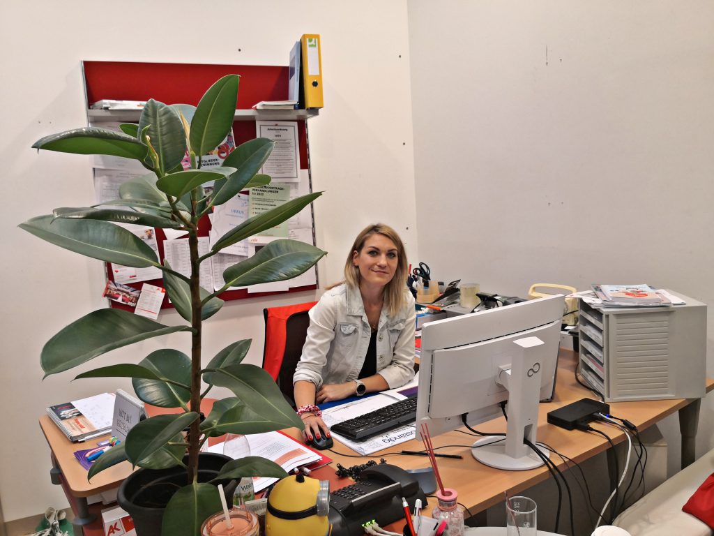 Foto der Betriebsrätin in ihrem Büro