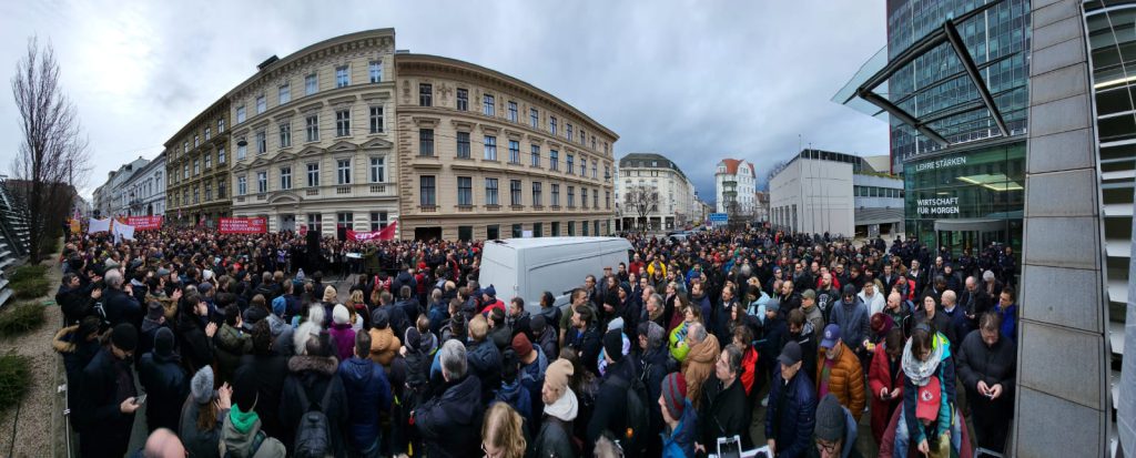 Foto von einer Demo in Wien, unzählige Menschen stehen auf der Straße