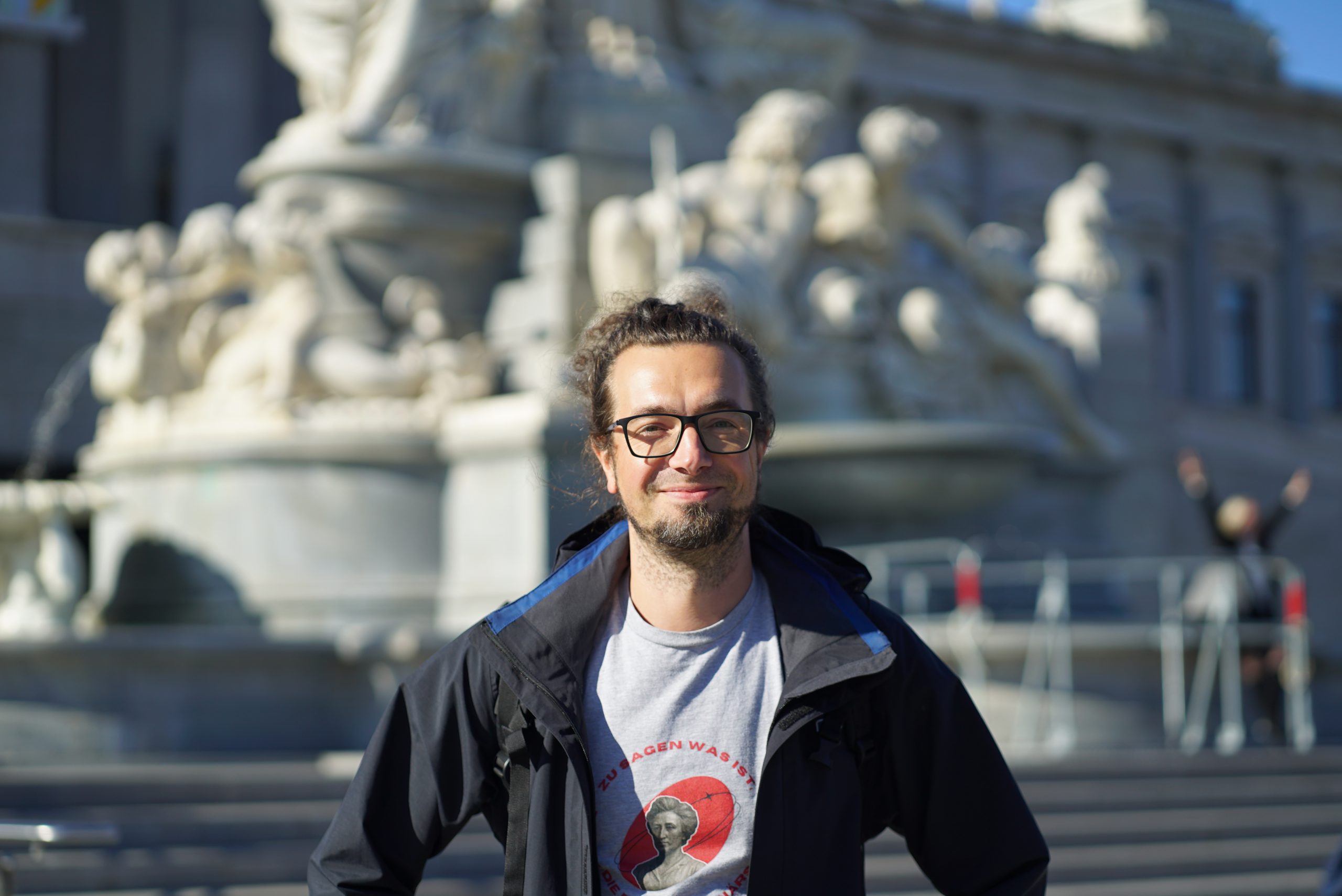 Stephan Pühringer steht vor dem Parlament